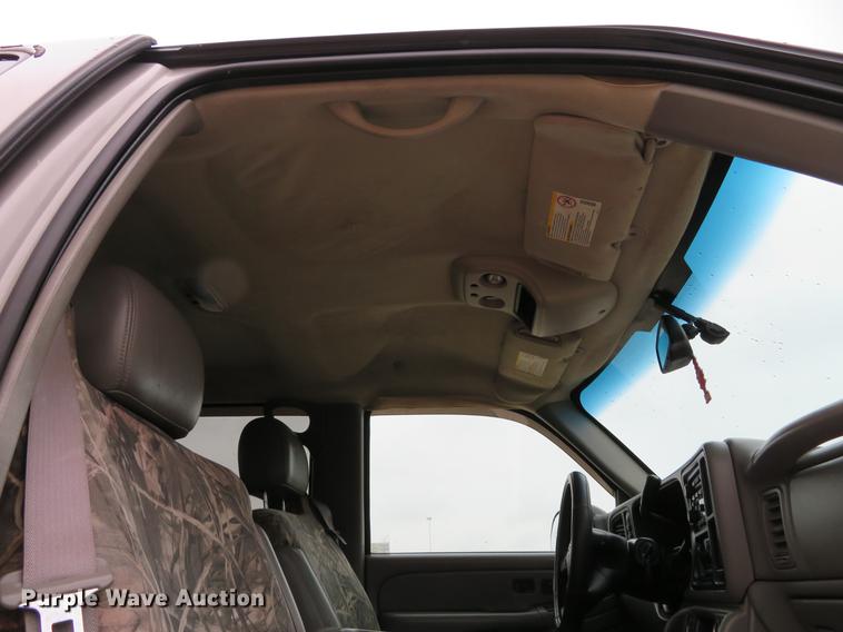 image for item DE5055 2004 Chevrolet Silverado 2500HD LT Crew Cab pickup truck