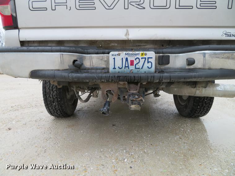 image for item DE5055 2004 Chevrolet Silverado 2500HD LT Crew Cab pickup truck