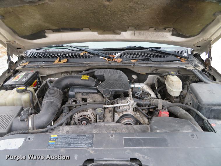 image for item DE5055 2004 Chevrolet Silverado 2500HD LT Crew Cab pickup truck