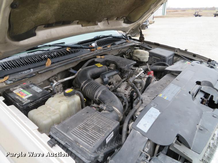 image for item DE5055 2004 Chevrolet Silverado 2500HD LT Crew Cab pickup truck