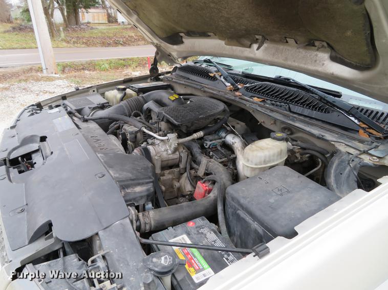 image for item DE5055 2004 Chevrolet Silverado 2500HD LT Crew Cab pickup truck