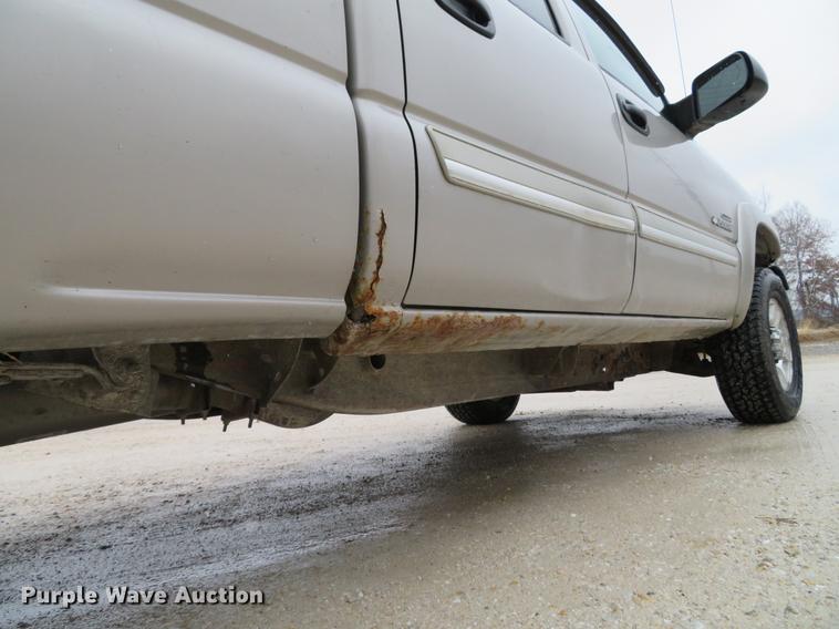 image for item DE5055 2004 Chevrolet Silverado 2500HD LT Crew Cab pickup truck