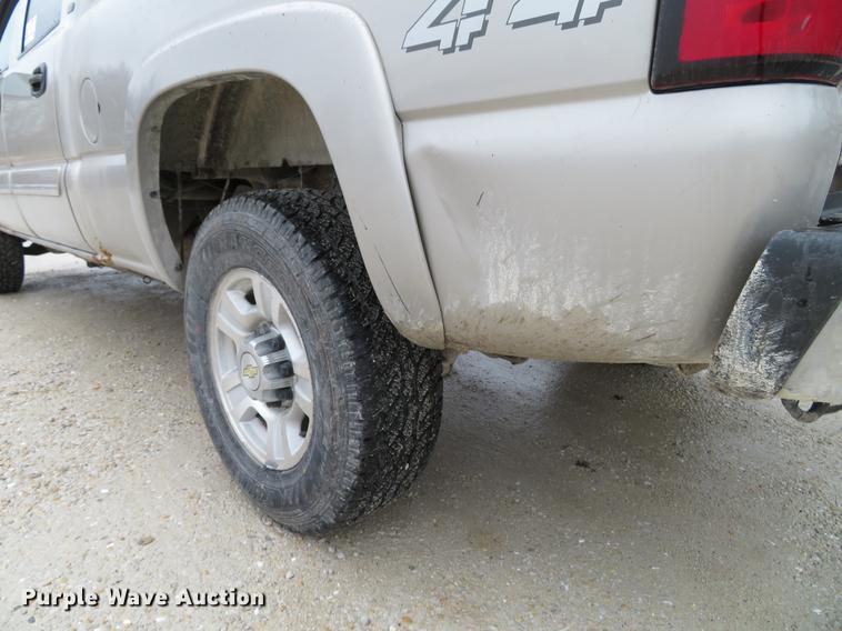 image for item DE5055 2004 Chevrolet Silverado 2500HD LT Crew Cab pickup truck