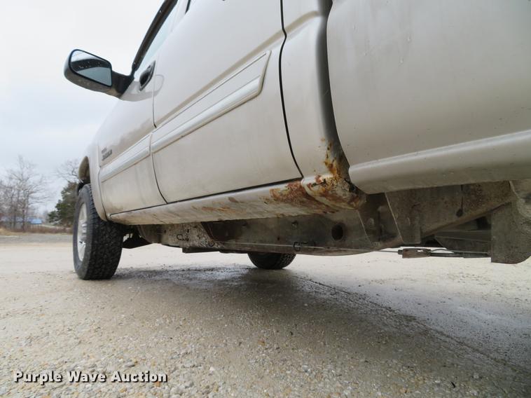 image for item DE5055 2004 Chevrolet Silverado 2500HD LT Crew Cab pickup truck