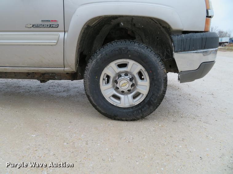image for item DE5055 2004 Chevrolet Silverado 2500HD LT Crew Cab pickup truck