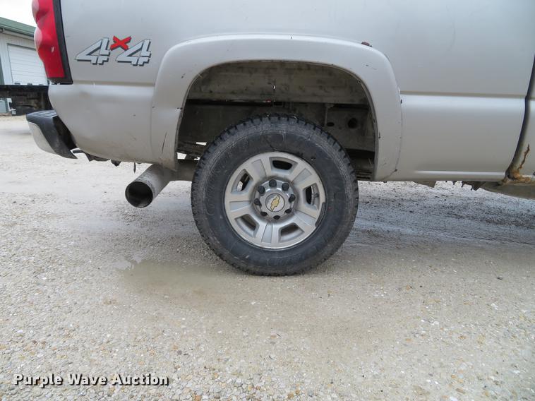 image for item DE5055 2004 Chevrolet Silverado 2500HD LT Crew Cab pickup truck