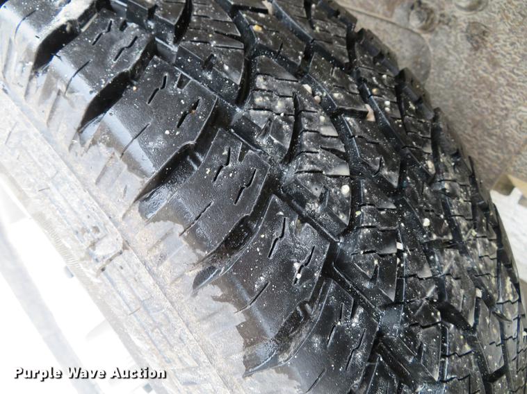 image for item DE5055 2004 Chevrolet Silverado 2500HD LT Crew Cab pickup truck