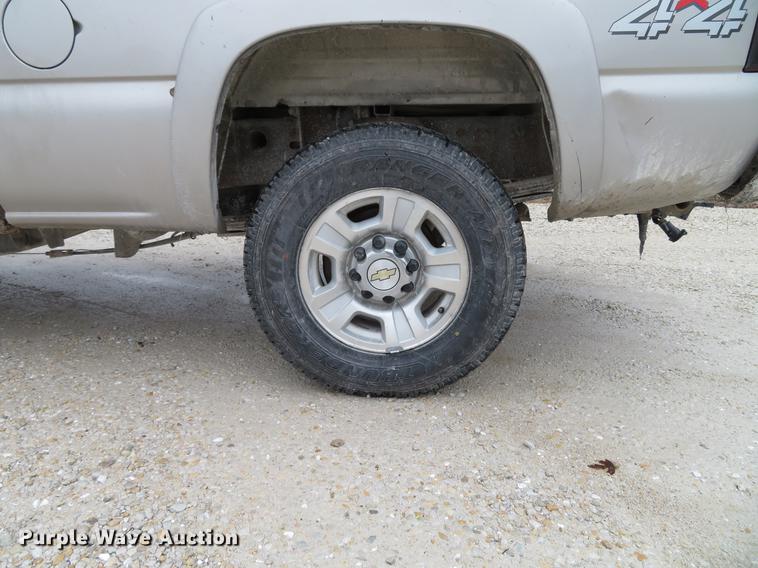 image for item DE5055 2004 Chevrolet Silverado 2500HD LT Crew Cab pickup truck