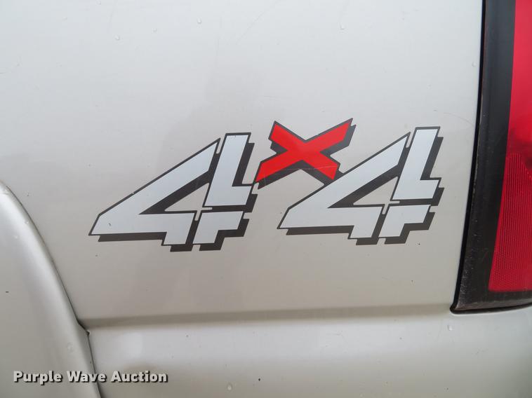 image for item DE5055 2004 Chevrolet Silverado 2500HD LT Crew Cab pickup truck