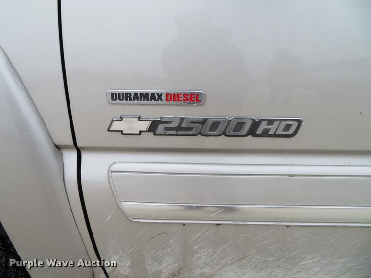 image for item DE5055 2004 Chevrolet Silverado 2500HD LT Crew Cab pickup truck