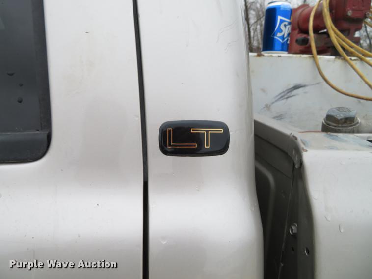 image for item DE5055 2004 Chevrolet Silverado 2500HD LT Crew Cab pickup truck