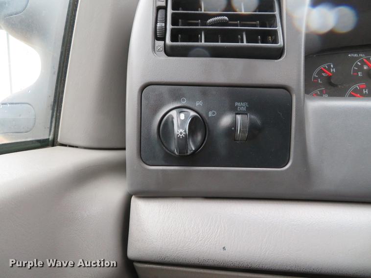 image for item DE5056 1999 Ford F450 Super Duty flatbed truck