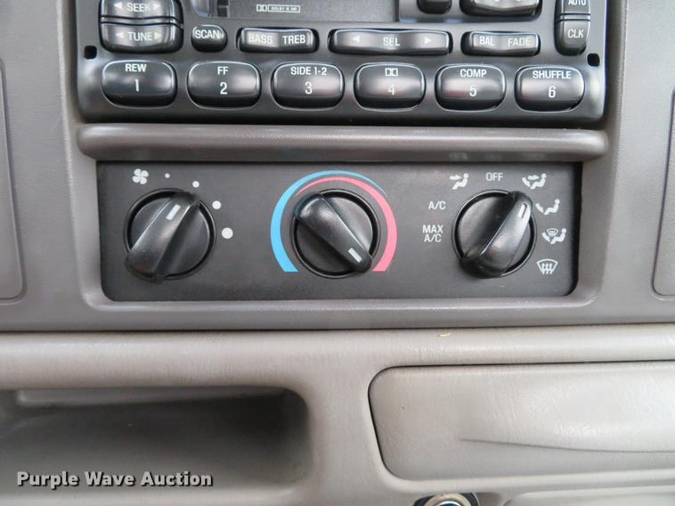 image for item DE5056 1999 Ford F450 Super Duty flatbed truck