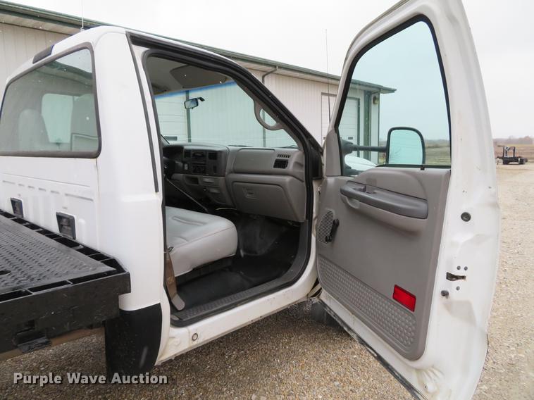 image for item DE5056 1999 Ford F450 Super Duty flatbed truck