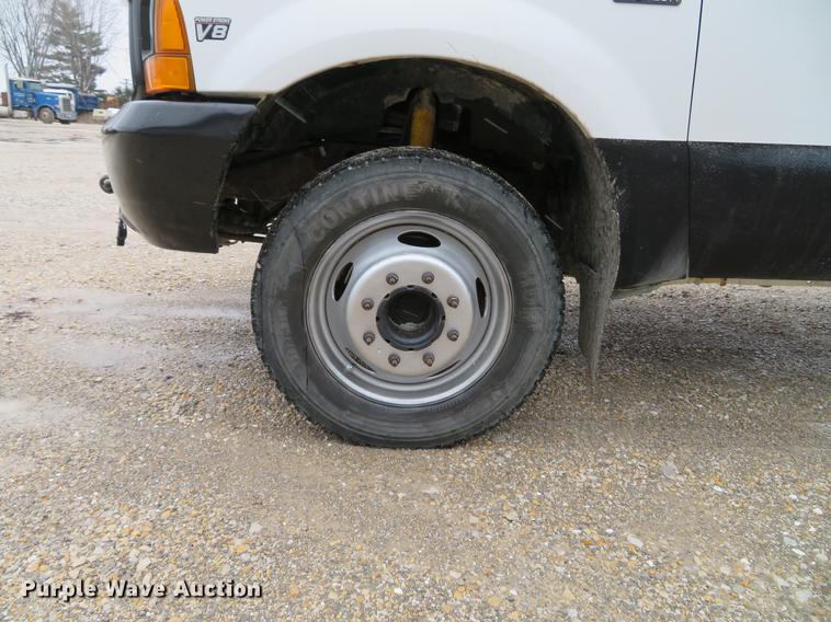 image for item DE5056 1999 Ford F450 Super Duty flatbed truck