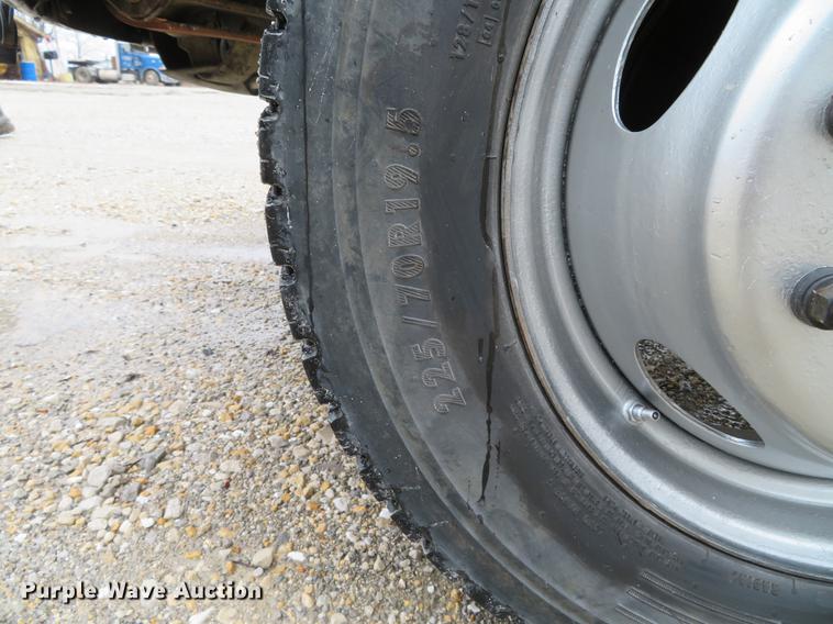 image for item DE5056 1999 Ford F450 Super Duty flatbed truck