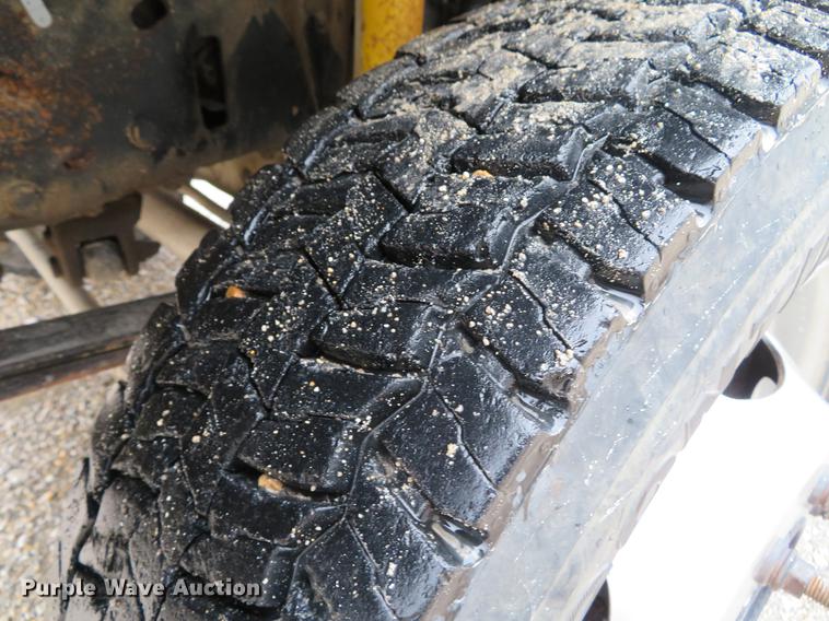 image for item DE5056 1999 Ford F450 Super Duty flatbed truck