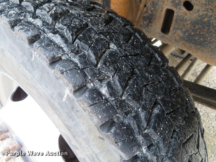 image for item DE5056 1999 Ford F450 Super Duty flatbed truck