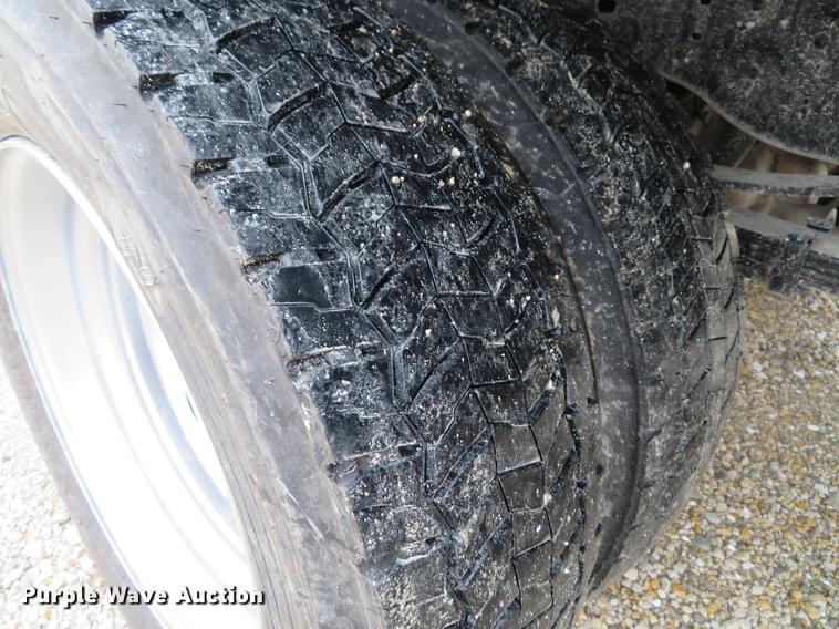 image for item DE5056 1999 Ford F450 Super Duty flatbed truck