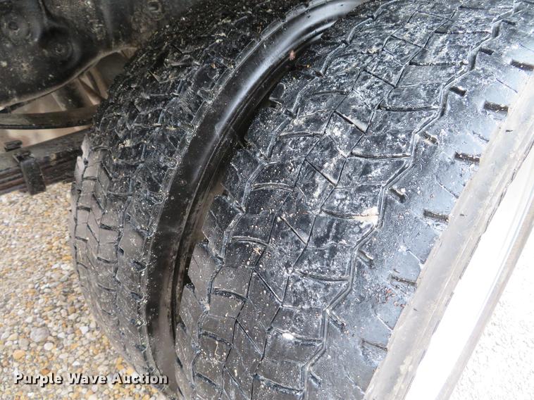 image for item DE5056 1999 Ford F450 Super Duty flatbed truck