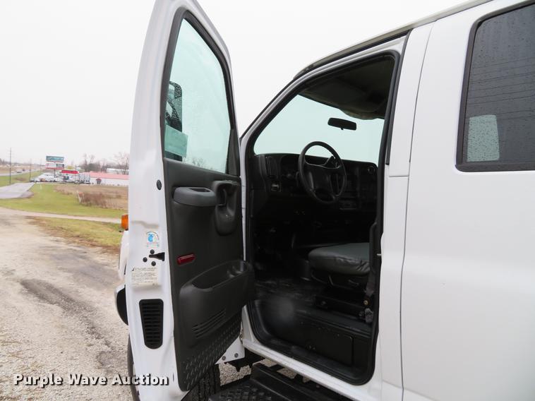 image for item DE5067 2005 GMC C5500 Crew Cab flatbed truck