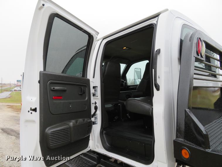 image for item DE5067 2005 GMC C5500 Crew Cab flatbed truck