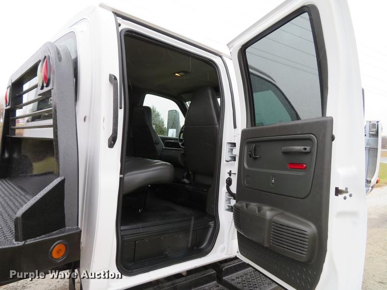 image for item DE5067 2005 GMC C5500 Crew Cab flatbed truck