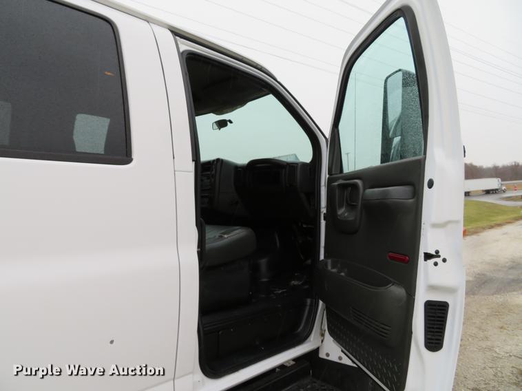 image for item DE5067 2005 GMC C5500 Crew Cab flatbed truck