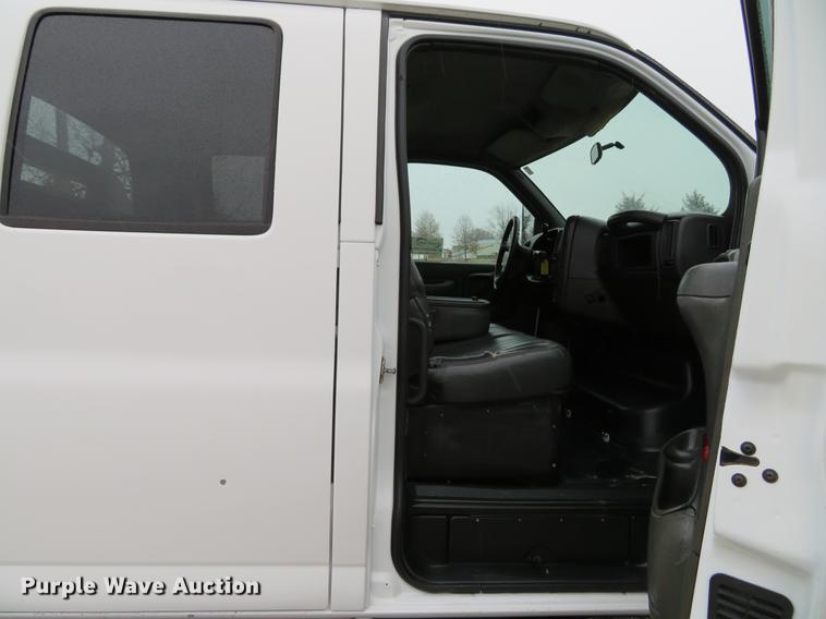 image for item DE5067 2005 GMC C5500 Crew Cab flatbed truck