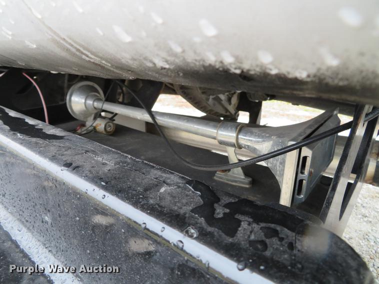 image for item DE5067 2005 GMC C5500 Crew Cab flatbed truck