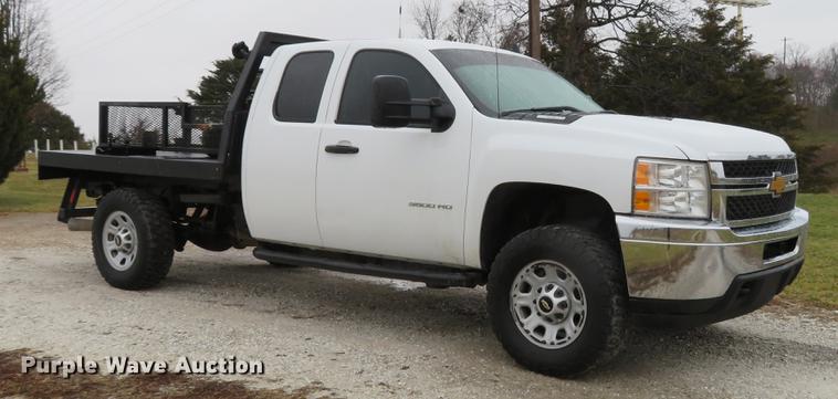 image for item DE5069 2013 Chevrolet Silverado 3500HD Ext. Cab flatbed pickup truck