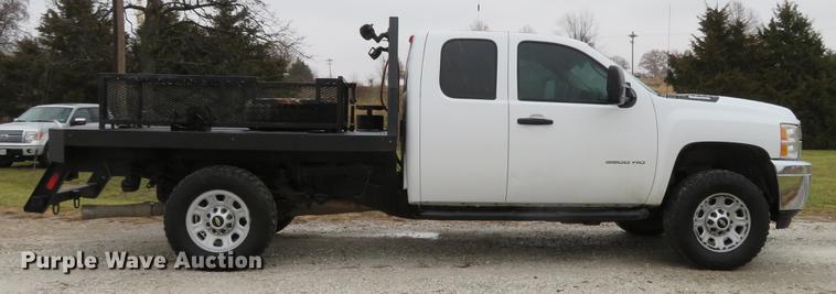 image for item DE5069 2013 Chevrolet Silverado 3500HD Ext. Cab flatbed pickup truck