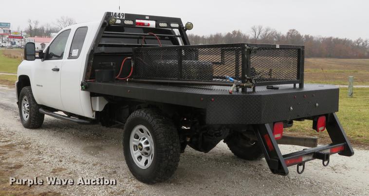 image for item DE5069 2013 Chevrolet Silverado 3500HD Ext. Cab flatbed pickup truck