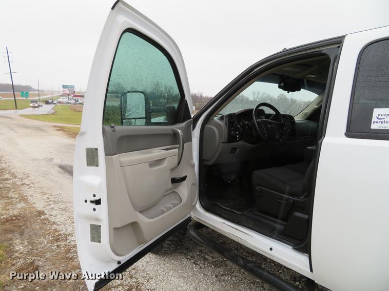 image for item DE5069 2013 Chevrolet Silverado 3500HD Ext. Cab flatbed pickup truck