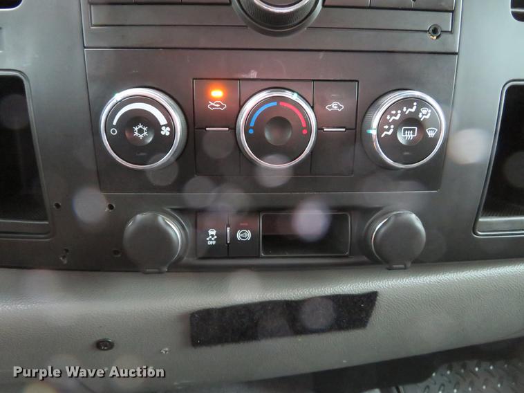 image for item DE5069 2013 Chevrolet Silverado 3500HD Ext. Cab flatbed pickup truck