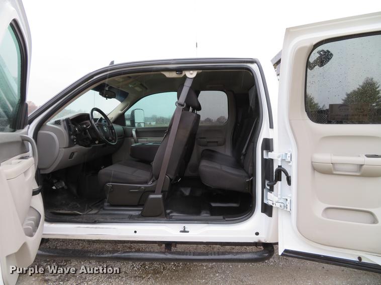 image for item DE5069 2013 Chevrolet Silverado 3500HD Ext. Cab flatbed pickup truck