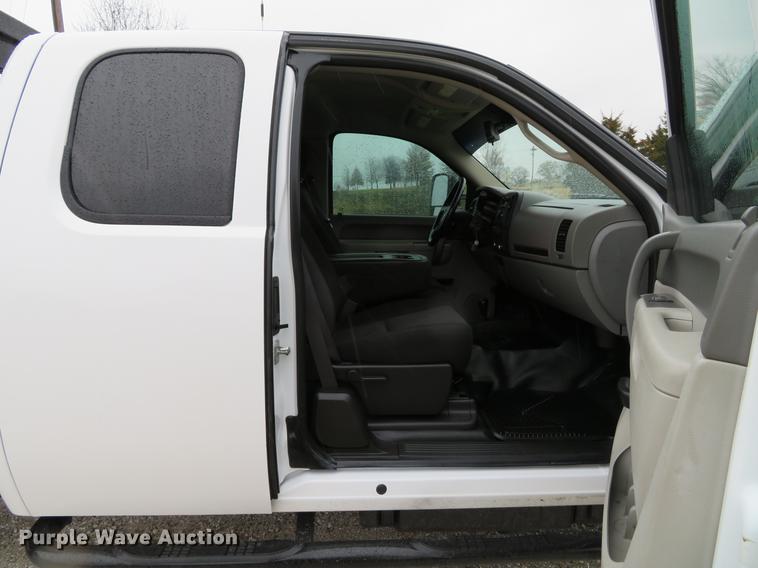 image for item DE5069 2013 Chevrolet Silverado 3500HD Ext. Cab flatbed pickup truck