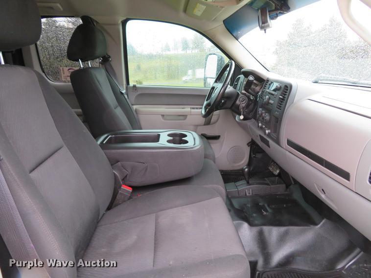 image for item DE5069 2013 Chevrolet Silverado 3500HD Ext. Cab flatbed pickup truck