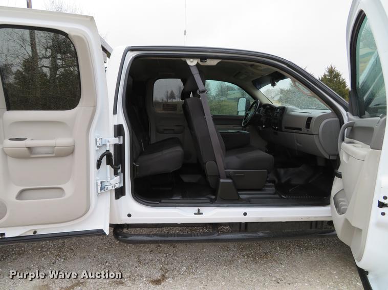 image for item DE5069 2013 Chevrolet Silverado 3500HD Ext. Cab flatbed pickup truck