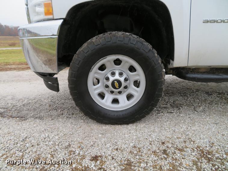 image for item DE5069 2013 Chevrolet Silverado 3500HD Ext. Cab flatbed pickup truck