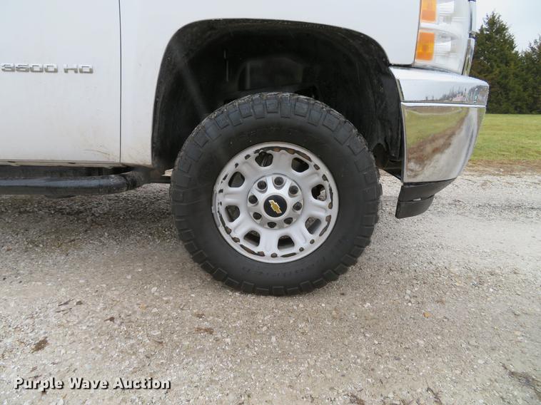 image for item DE5069 2013 Chevrolet Silverado 3500HD Ext. Cab flatbed pickup truck