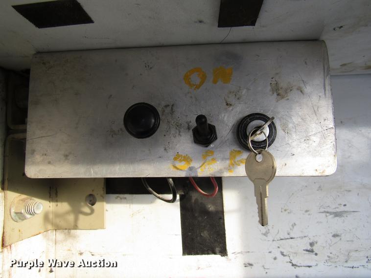 image for item DE5938 2004 Ford F250 Super Duty SuperCab utility bed pickup truck