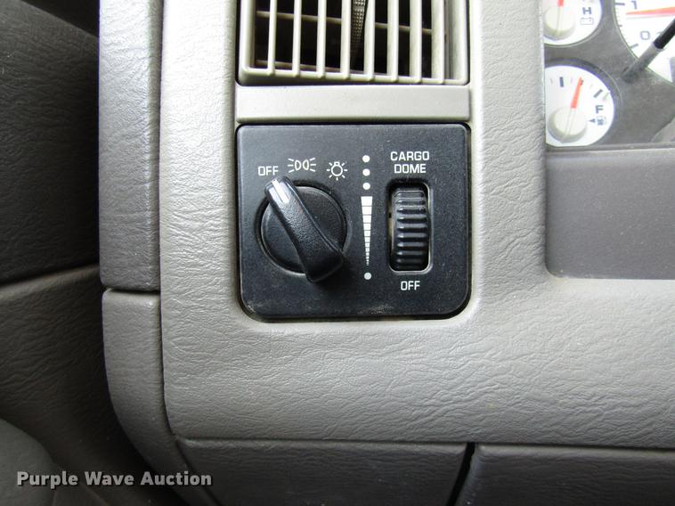 image for item DE5939 2004 Dodge Ram 1500 SLT pickup truck