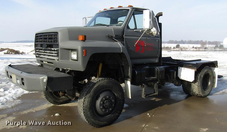 image for item DE5940 1994 Ford F700 truck cab and chassis