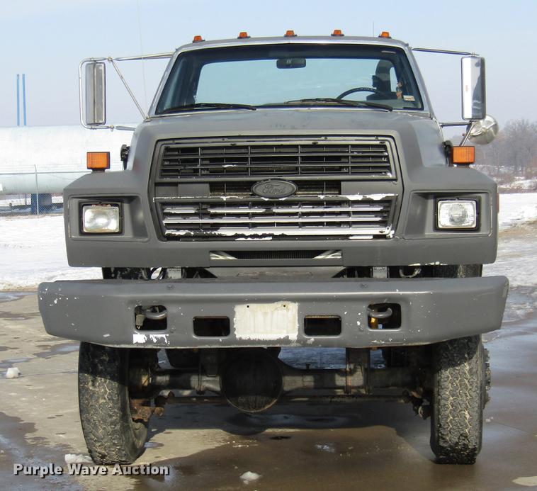 image for item DE5940 1994 Ford F700 truck cab and chassis
