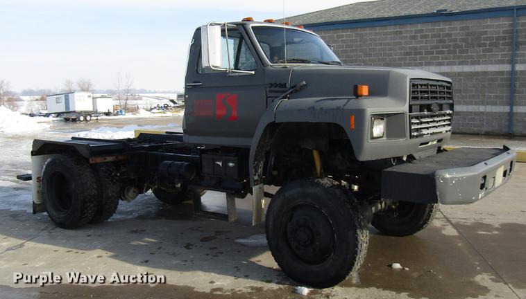 image for item DE5940 1994 Ford F700 truck cab and chassis