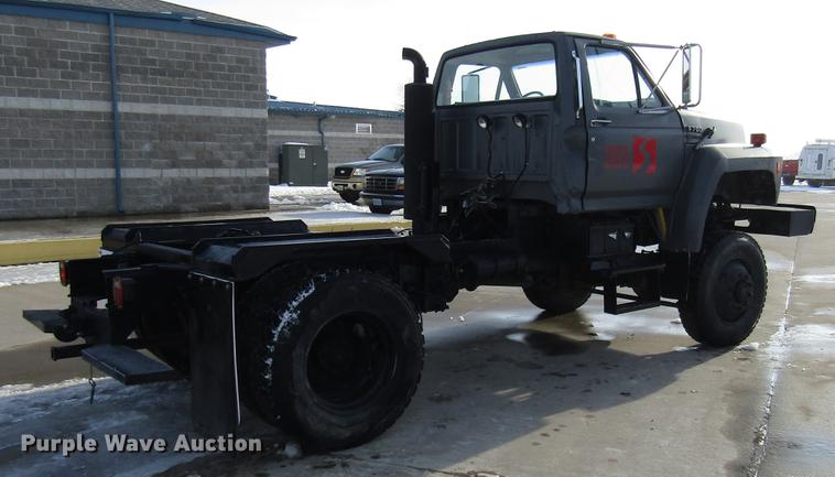 image for item DE5940 1994 Ford F700 truck cab and chassis