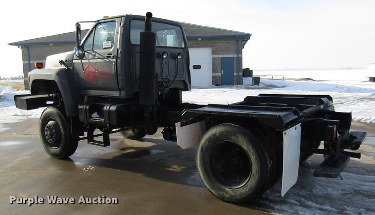 image for item DE5940 1994 Ford F700 truck cab and chassis