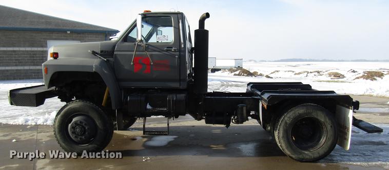 image for item DE5940 1994 Ford F700 truck cab and chassis