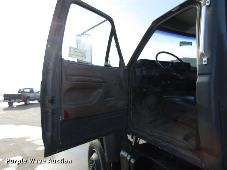 image for item DE5940 1994 Ford F700 truck cab and chassis